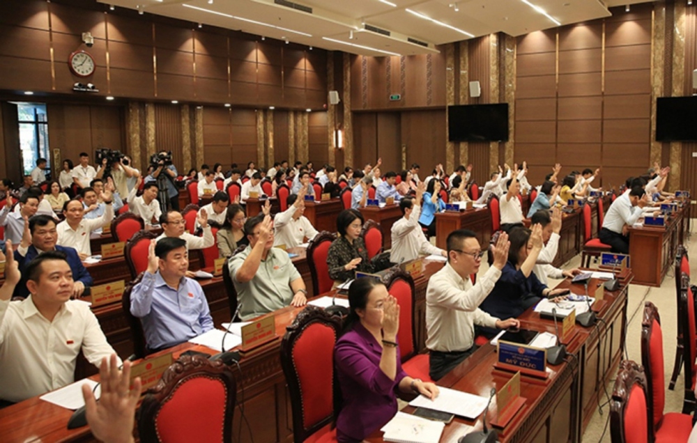Các đại biểu biểu quyết thông qua Nghị quyết về hỗ trợ các đối tượng bị ảnh hưởng do vụ cháy chung cư ở Khương Hạ, quận Thanh Xuân