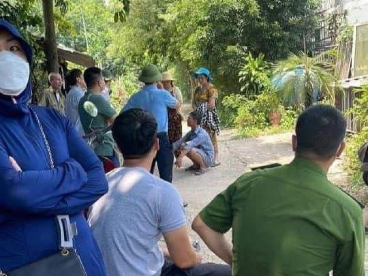 Lực lượng chức năng có mặt tại hiện trường vụ việc.