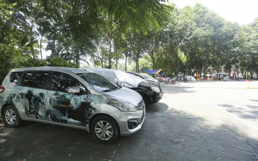 Hàng loạt vi phạm về trật tự đô thị như hàng quán lấn chiếm, dừng đỗ phương tiện, nhận trông giữ phương tiện,... vẫn diễn ra bên trong công viên Tuổi trẻ.