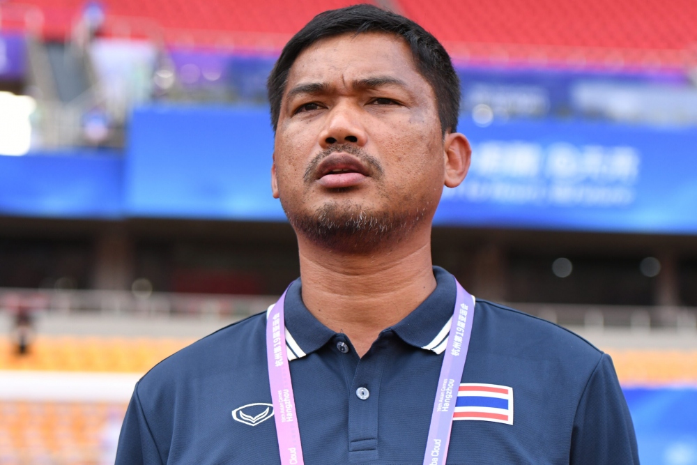 HLV Issara Sritaro của Olympic Thái Lan. (Ảnh: Thairath)