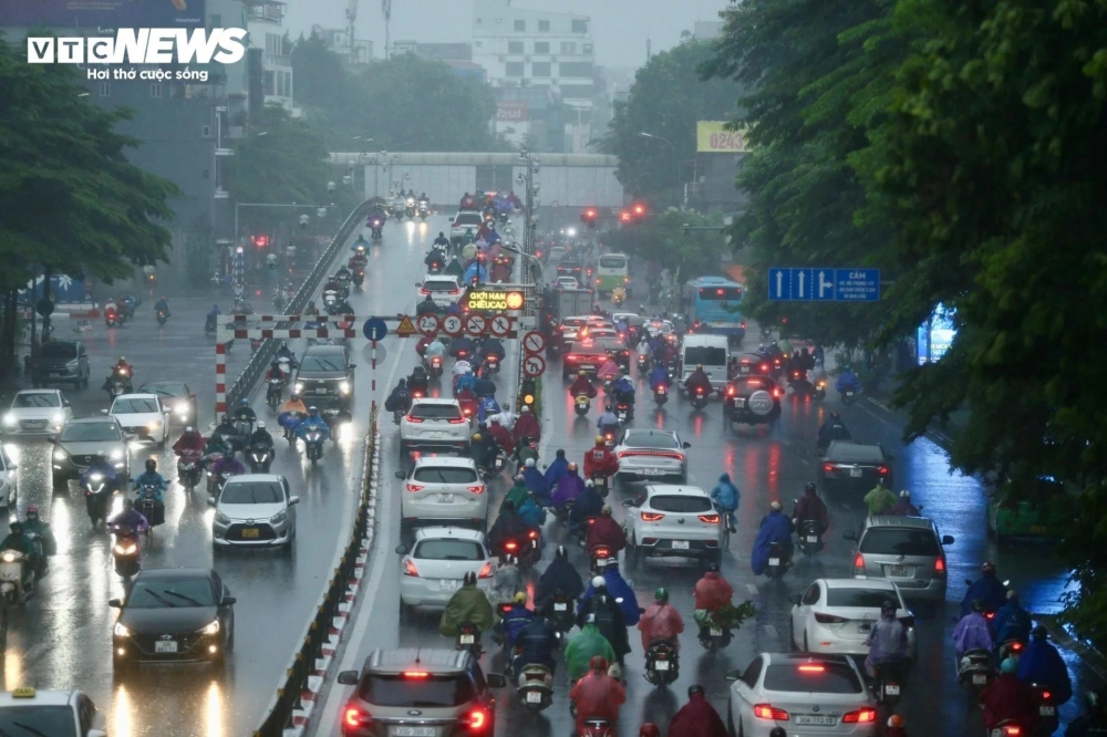 Đến khoảng gần 9h, mật độ phương tiện giảm dần, các phương tiện dễ dàng di chuyển hơn.
