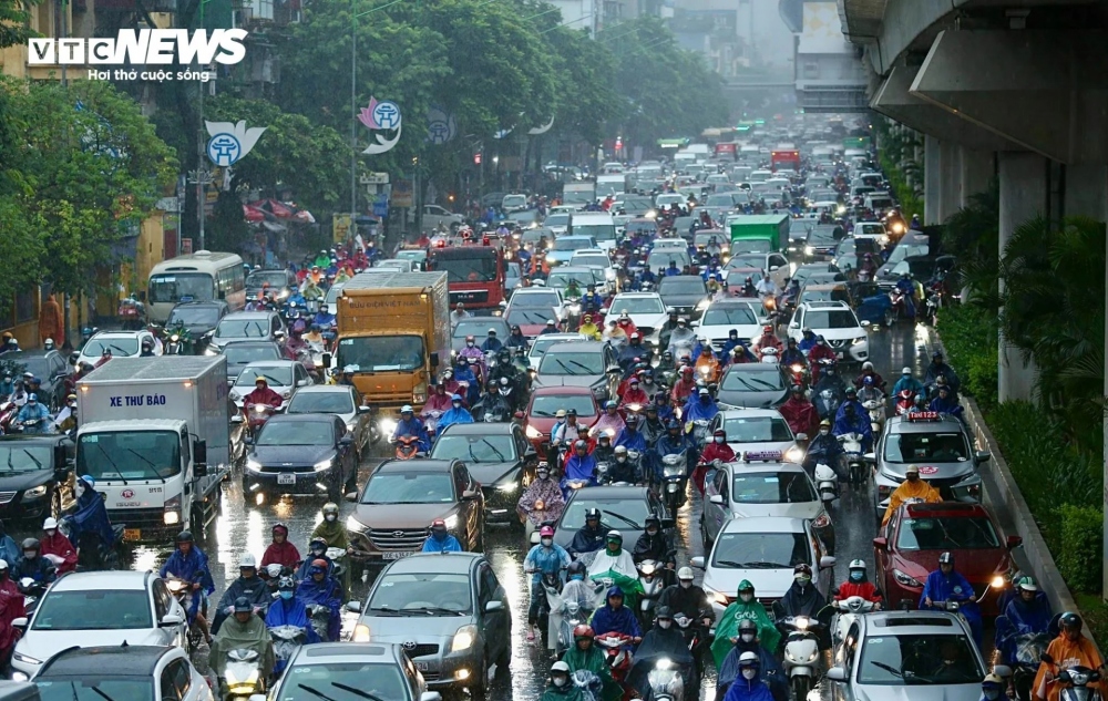 Ghi nhận trên tuyến đường Nguyễn Trãi hướng đi Tây Sơn và chiều ngược lại vào giờ cao điểm buổi sáng, từng dòng phương tiện ken đặc, chậm chạp di chuyển