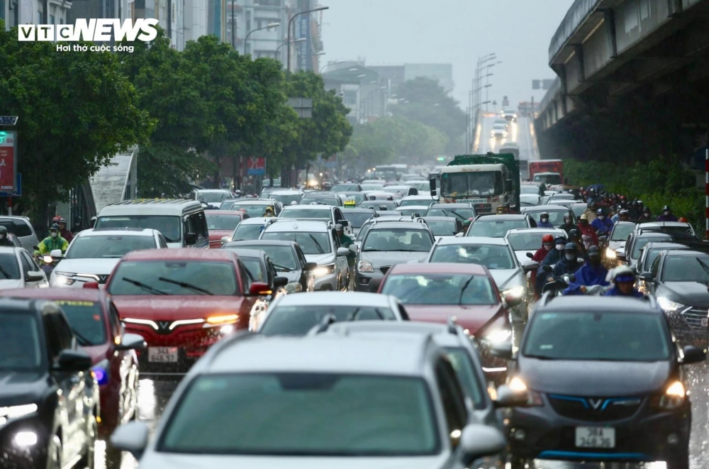 Tuyến đường Nguyễn Xiển hướng đi Phạm Hùng cũng không khá hơn là mấy. Dòng xe máy cố gắng tìm đủ mọi cách lách qua khe hở giữa các ô tô để tìm lối thoát