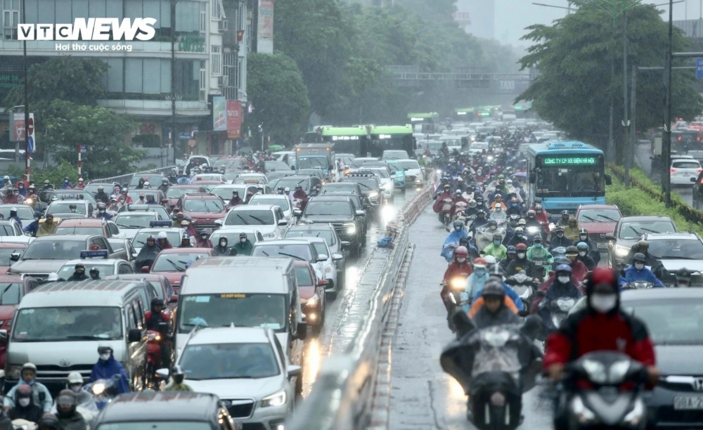 Cơn mưa trắng trời kèm tắc đường khiến người tham gia giao thông vất vả trong việc di chuyển