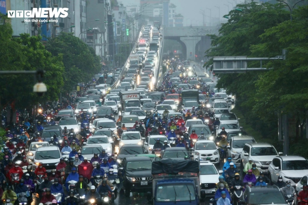 Nút giao Trường Chinh, Nguyễn Trãi, Tây Sơn và Láng Hạ kẹt cứng các phương tiện tham giao giao thông vào giờ cao điểm