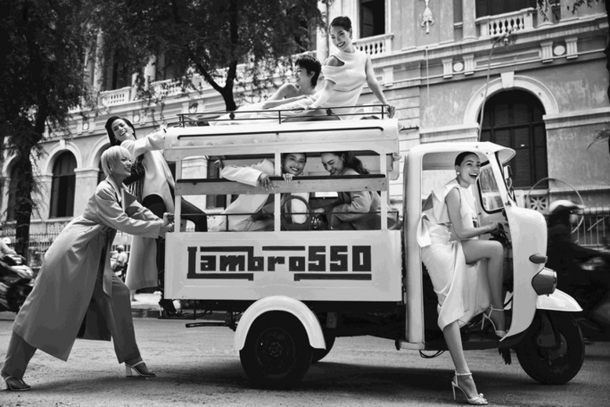 Cùng với bộ ảnh, dự án còn có video clip đi kèm là đoạn video clip "Sài Gòn đẹp lắm" dựa trên ca khúc "Sài Gòn" của nhạc sĩ Y Vân được Hồ Ngọc Hà thể hiện với lần đầu hát phong cách mới.
