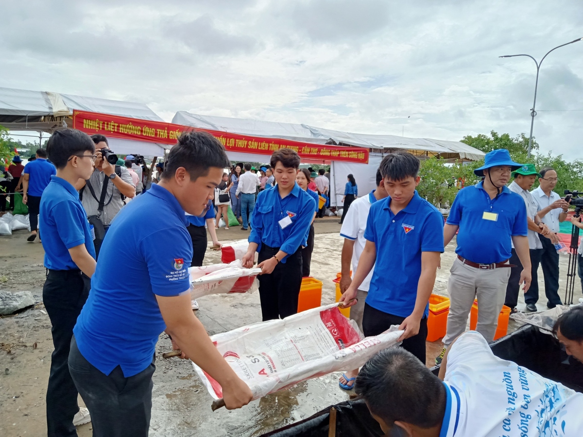 Hoạt động thả cá trở thành phong trào toàn dân tham gia công tác phục hồi, bảo vệ, tái tạo nguồn lợi thủy sản.