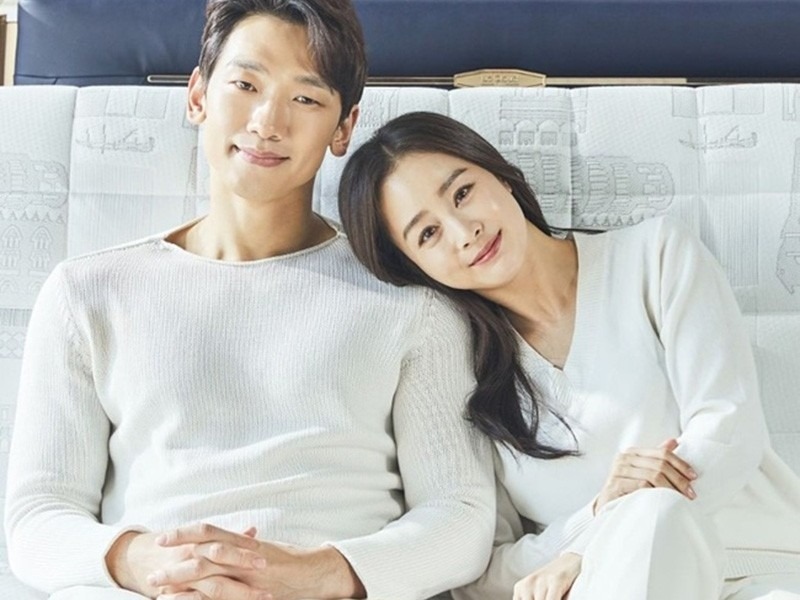 Nữ diễn viên Kim Tae Hee và chồng Bi Rain cũng phải hứng chịu sự theo dõi của sasaeng fan. 
