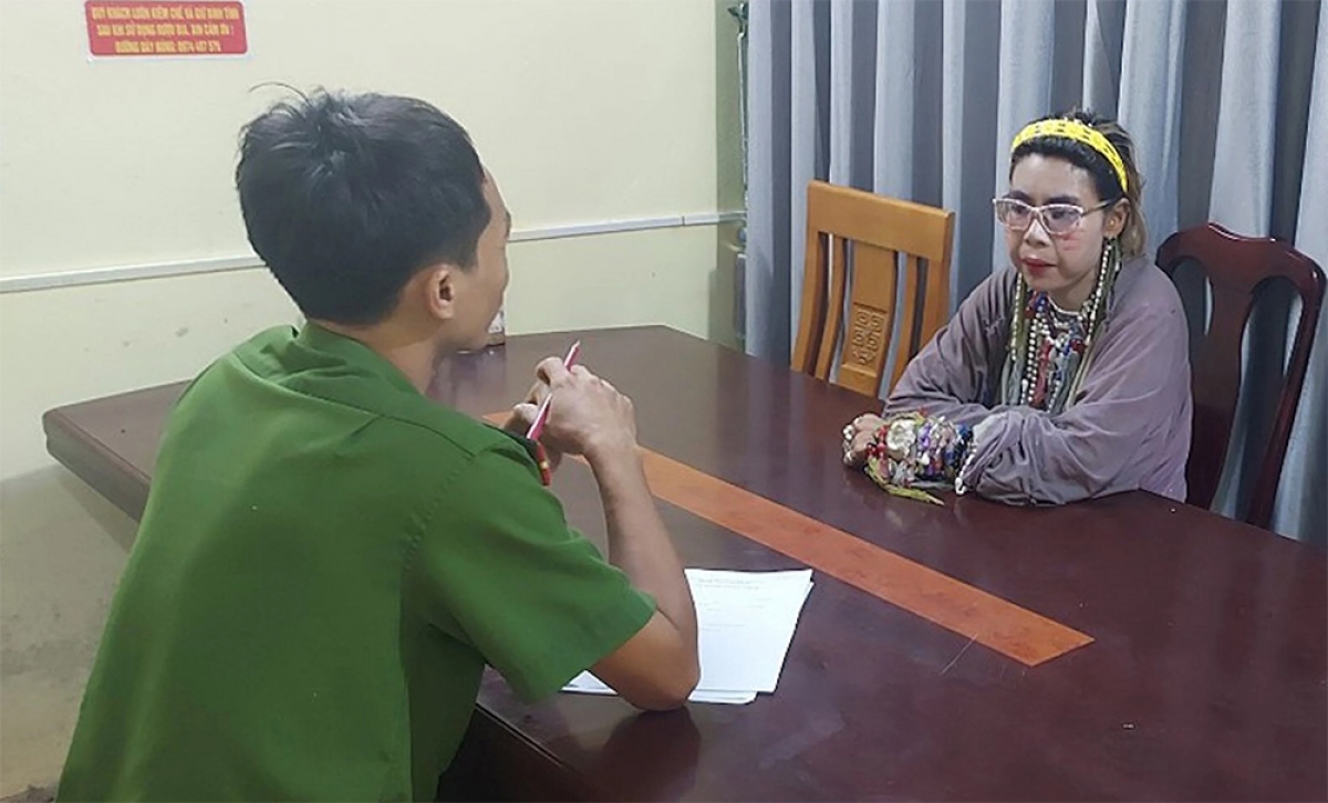 “Hot girl Bella" tại cơ quan công an. (Ảnh: CACC)