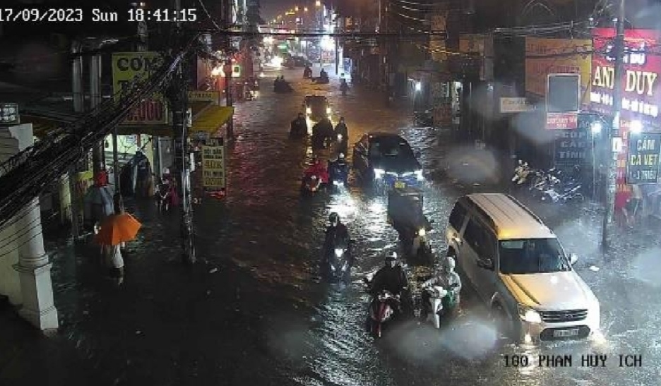 Đường Phan Huy Ích (quận Gò Vấp) ngập nặng, phương tiện duy chuyển khó khăn (Ảnh: Chụp màn hình ứng dụng UDI Map)