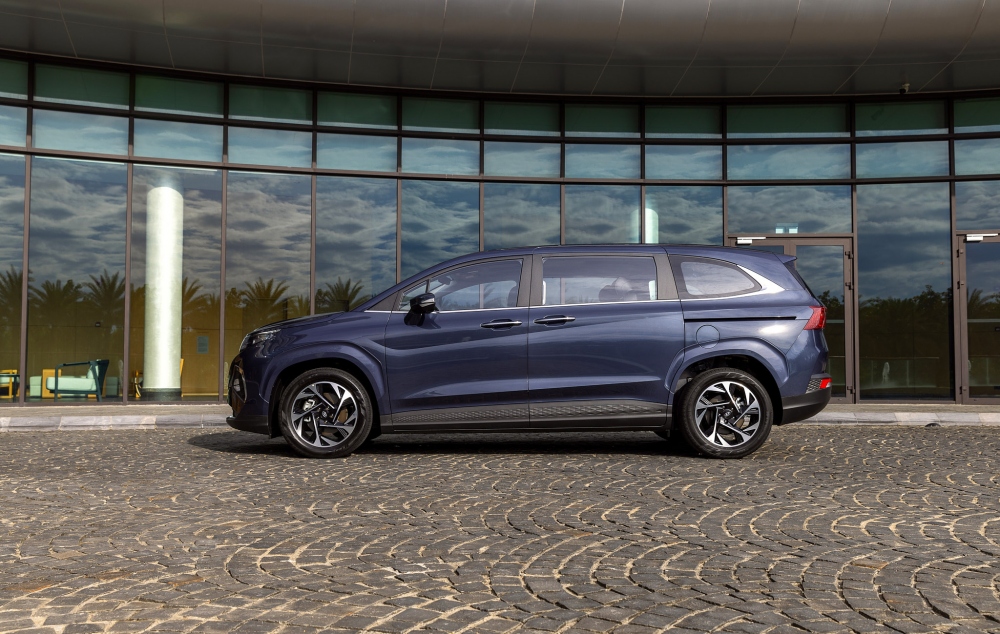 Hyundai Custin sở hữu nhiều đường gân dập nổi trên hai bên thân xe giống như nhiều mẫu xe Hàn khác. Đặc biệt, viền cửa có chi tiết mạ crôm và bằng nhựa màu đen tạo hiệu ứng nhiều lớp khiến chiếc xe trông khá cứng cáp.