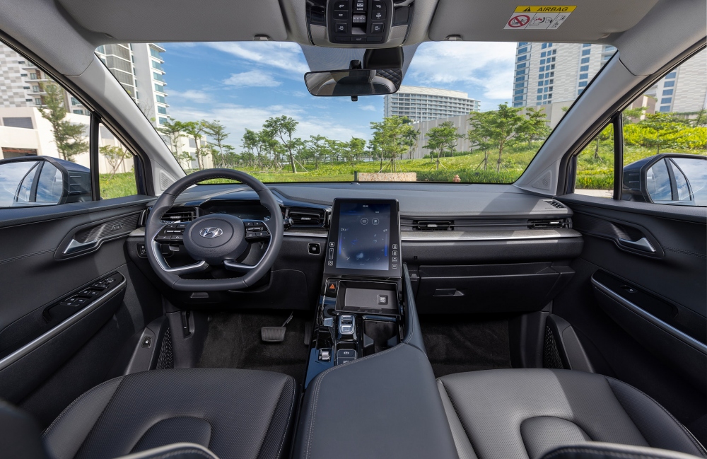 Về nội thất, Hyundai Custin gây ấn tượng với thiết kế khác lạ so với màn hình dạng dọc 10,4 inch có tích hợp Apple CarPlay và Android Auto. Màn hình này được đặt nghiêng một chút để người điều khiển dễ dàng thao tác giải trí cũng như điều khiển hệ thống điều hòa.