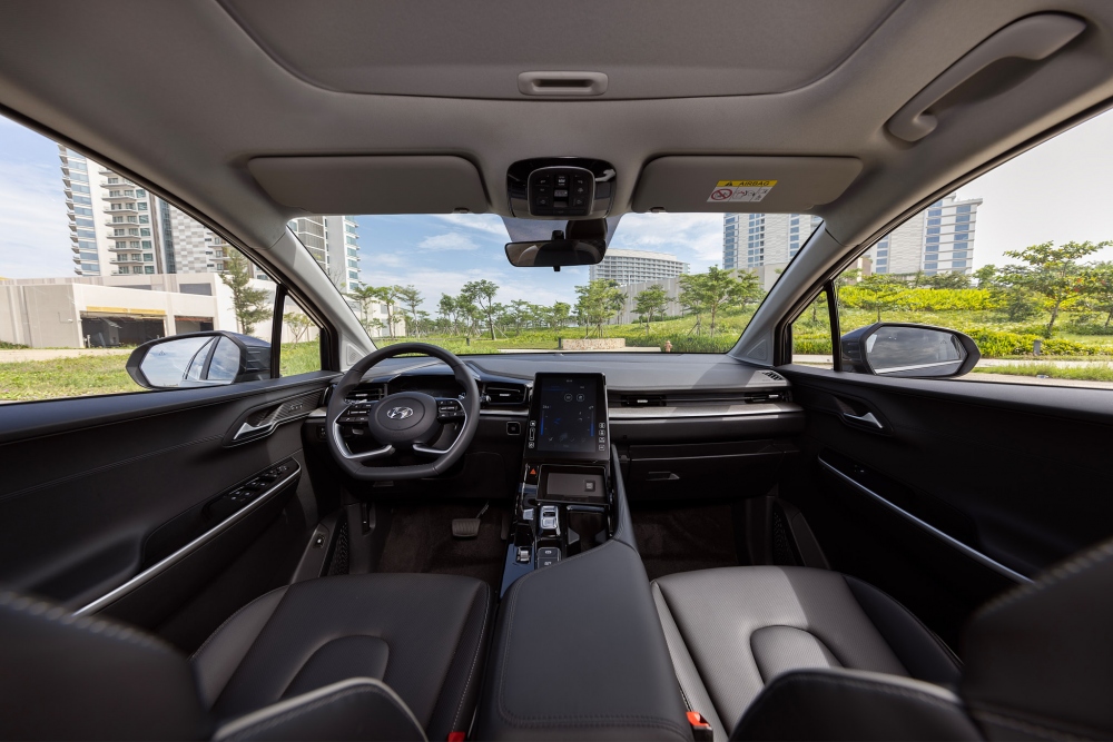 Hyundai Custin tại thị trường Việt Nam sẽ được phân phối hai loại động cơ gồm động cơ 2.0 lít Turbo GDi (mã hiệu G4NN) có công suất tối đa 236 mã lực tại 6.000 vòng/phút và mô-men xoắn cực đại 353 Nm tại 1.500 - 4.000 vòng/phút, hộp số tự động 8 cấp. Nhờ vậy mà biến thể này này có khả năng tăng tốc 0 - 100 km/giờ trong 8,2 giây.
