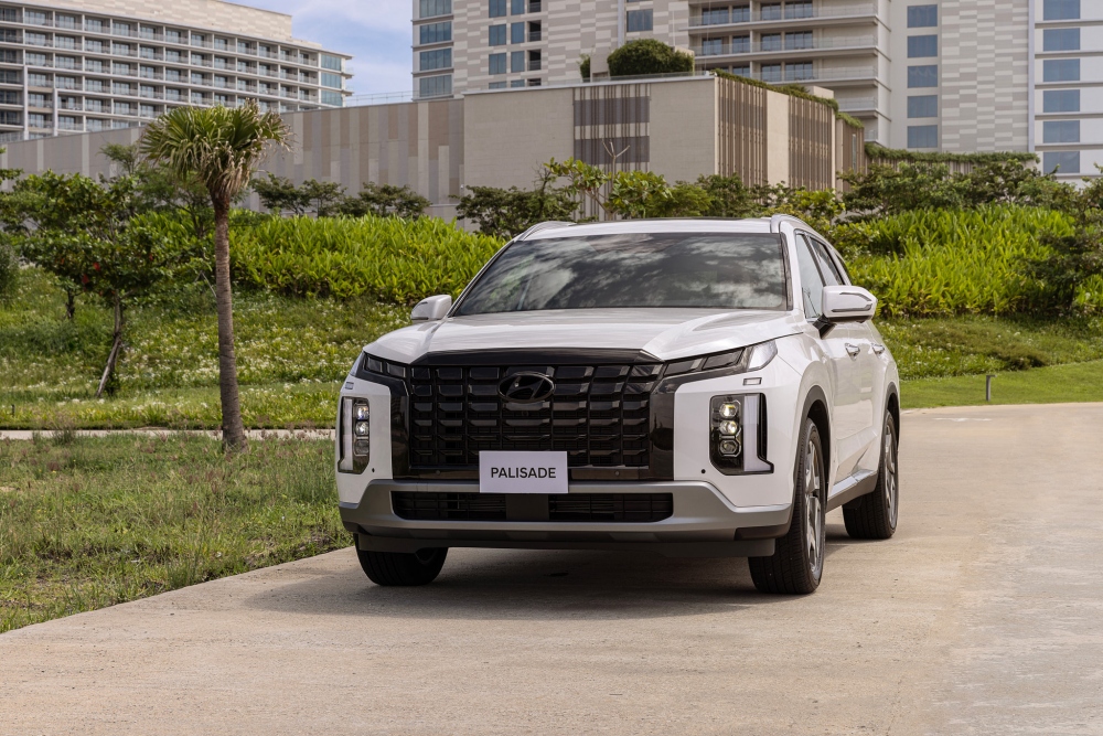 Palisade là mẫu SUV cỡ lớn, cùng phân khúc với những cái tên như Ford Explorer (giá từ 2,4 tỷ đồng) hay Volkswagen Teramont (2,5 tỷ đồng) nhưng lại có mức giá khởi điểm cho 4 phiên bản chỉ từ 1,496 - 1,589 tỷ đồng (đã bao gồm VAT).
