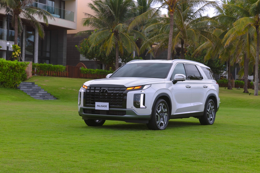 Chiếc SUV có kích thước dài x rộng x cao lần lượt là 4.995 x 1.975 x 1.785 (mm), chiều dài cơ sở 2.900 mm cùng 2 tùy chọn mâm bánh xe là 18 inch và 20 inch tùy từng phiên bản. Với thông số này, Palisade nhỏ hơn mẫu xe cùng phân khúc Ford Explorer một chút.