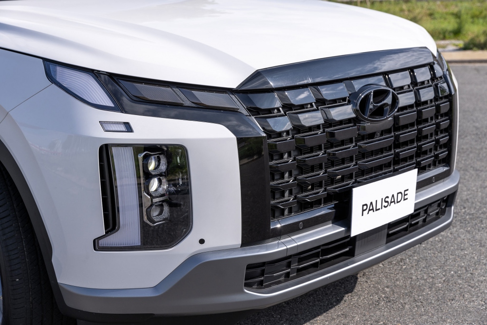 Nhìn chung, Hyundai Palisade sở ngoại thất với nhiều đường nét khá cứng cáp và mạnh mẽ. Nổi bật nhất là bộ lưới tản nhiệt lớn ở đầu xe với các cạnh vuông vức mang phong cách khí động học tham số Parametric Dynamics tương tự như người anh em cùng nhà Tucson.