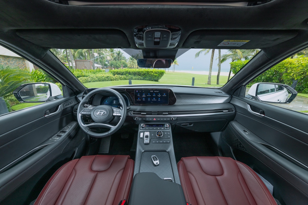 Về nội thất, chiếc SUV được trang bị màn hình trung tâm 12,3 inches, camera 360, tương thích Apple Carplay/Android Auto cùng hệ thống giải trí 12 loa Infinity cao cấp với tổng công suất 550W và hỗ trợ công nghệ Clari-Fi and Quantum Logic độc quyền.