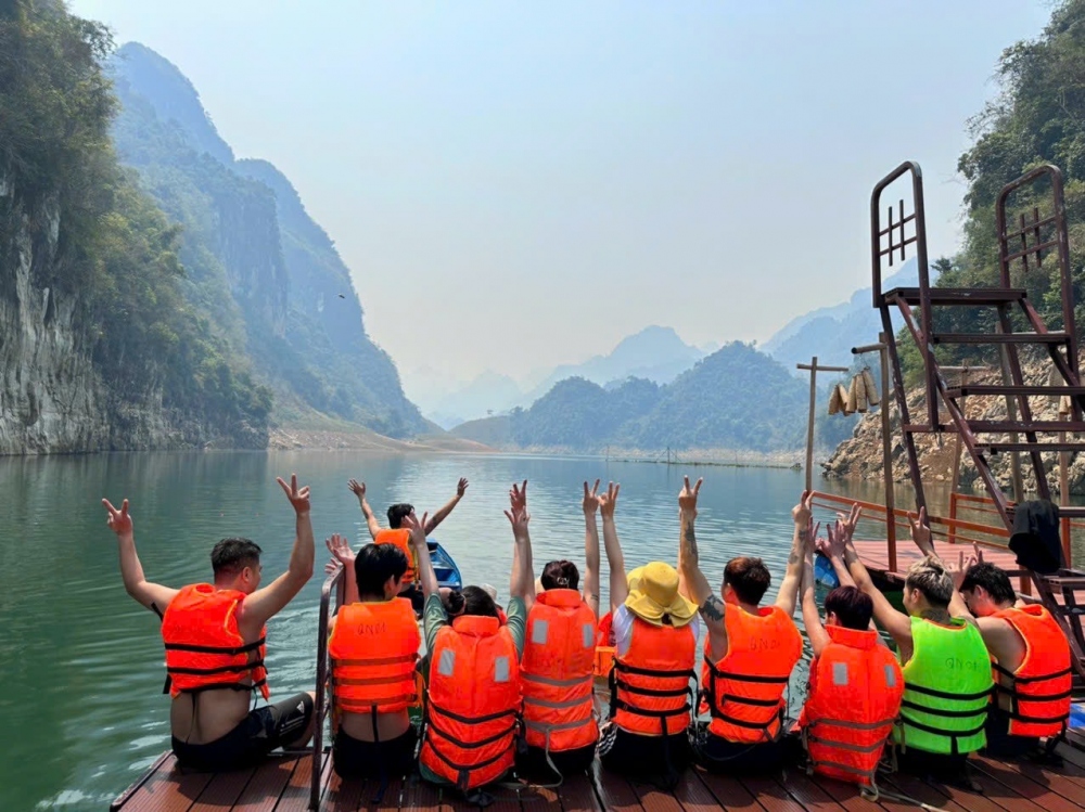 Hồ thuỷ điện Sơn La được ví như "Hà Long trên núi" - là điểm đến yêu thích của đông đảo du khách