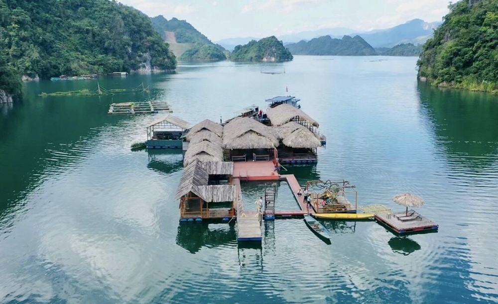 Chàng thanh niên dân tộc Thái Là Văn Phong quyết định khởi nghiệp từ lợi thế sẵn có trên quê mình là hồ thuỷ điện Sơn La đẹp như tranh vẽ