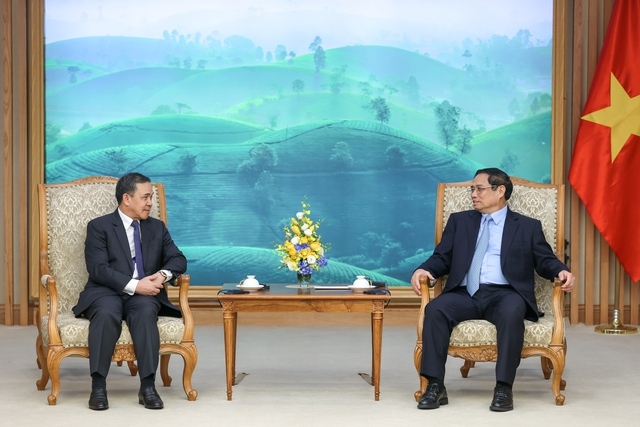 Thủ tướng Phạm Minh Chính chúc mừng Đại sứ Sengphet Houngboungnuang hoàn thành xuất sắc nhiệm kỳ công tác tại Việt Nam và vừa vinh dự được Đảng, Nhà nước Việt Nam trao tặng Huân chương Lao động hạng Nhất - Ảnh: VGP