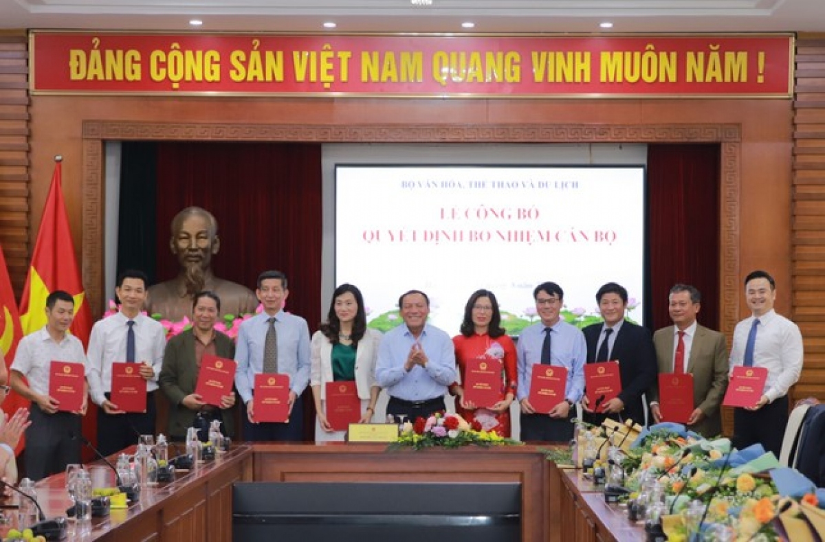 NSƯT Doãn Bằng (thứ ba từ trái qua) tại Lễ công bố quyết định bổ nhiệm cán bộ của Bộ VHTTDL