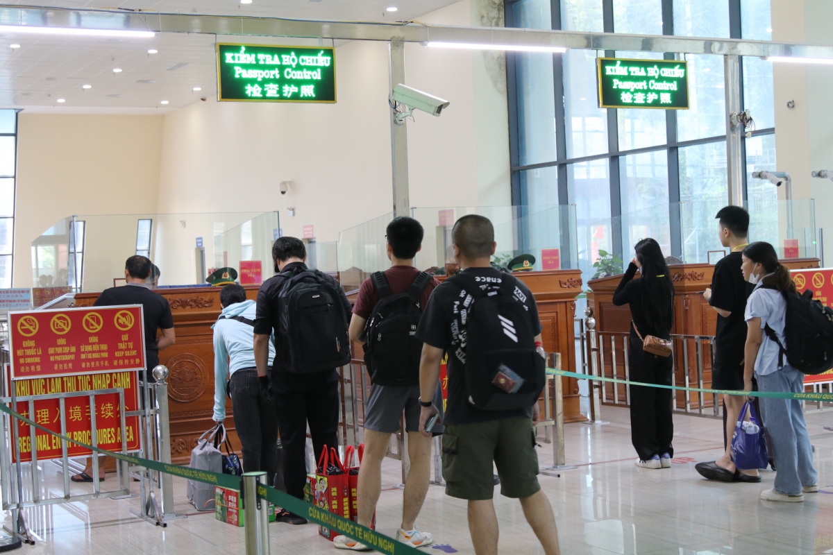 Dịp nghỉ lễ Quốc khánh 2/9, lượng người đi thăm thân, du lịch... xuất nhập cảnh qua cửa khẩu quốc tế Hữu Nghị tăng cao so với những ngày bình thường.