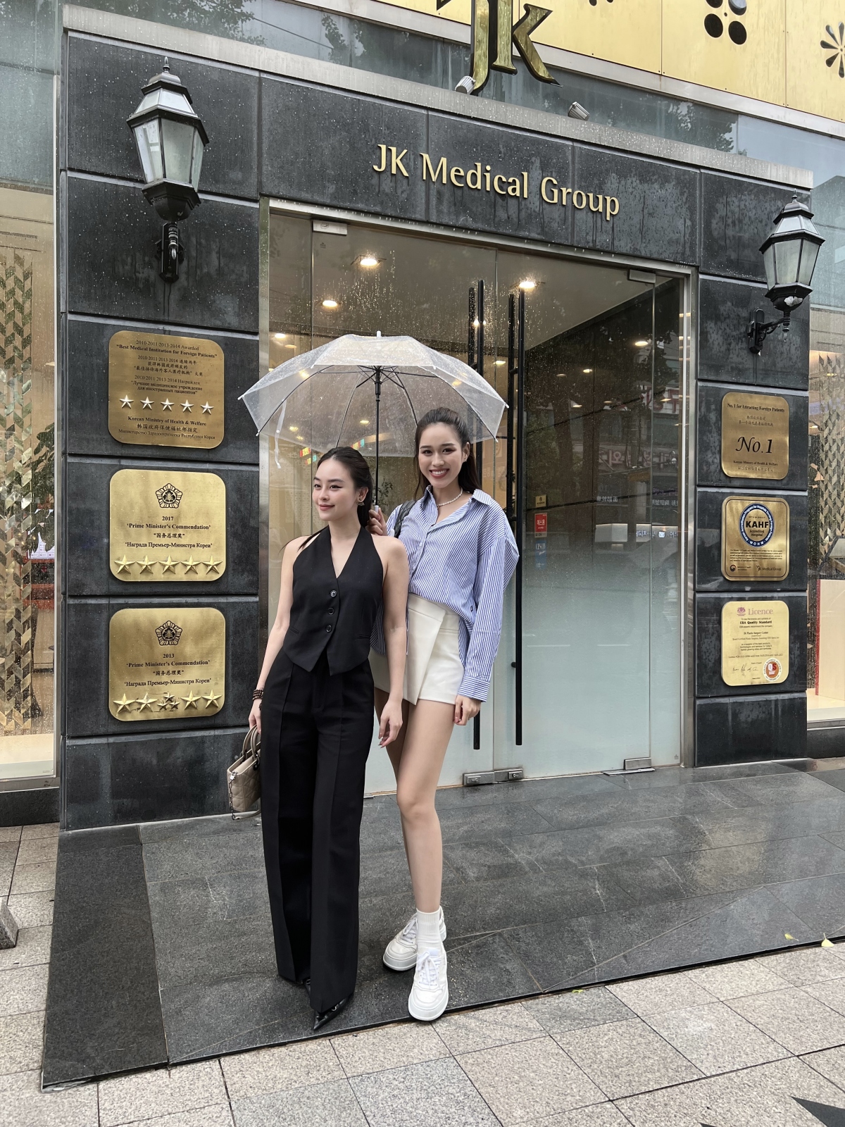 Chi Hoàng thân thiết bên Hoa hậu Đỗ Thị Hà.