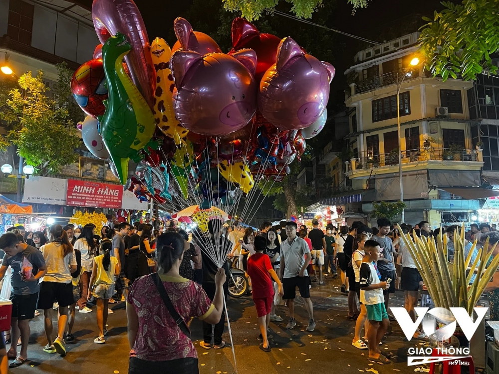 Thoải mái vui chơi trên đống rác vừa xả ra