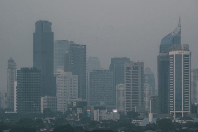 Thủ đô Jakarta đối mặt với tình trạng khói mù bao phủ thành phố. Nguồn: AFP