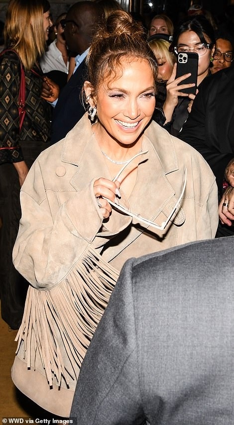 Cùng với sắc vóc đỉnh cao, Jennifer Lopez vẫn giữ vững phong độ trong hoạt động nghệ thuật.