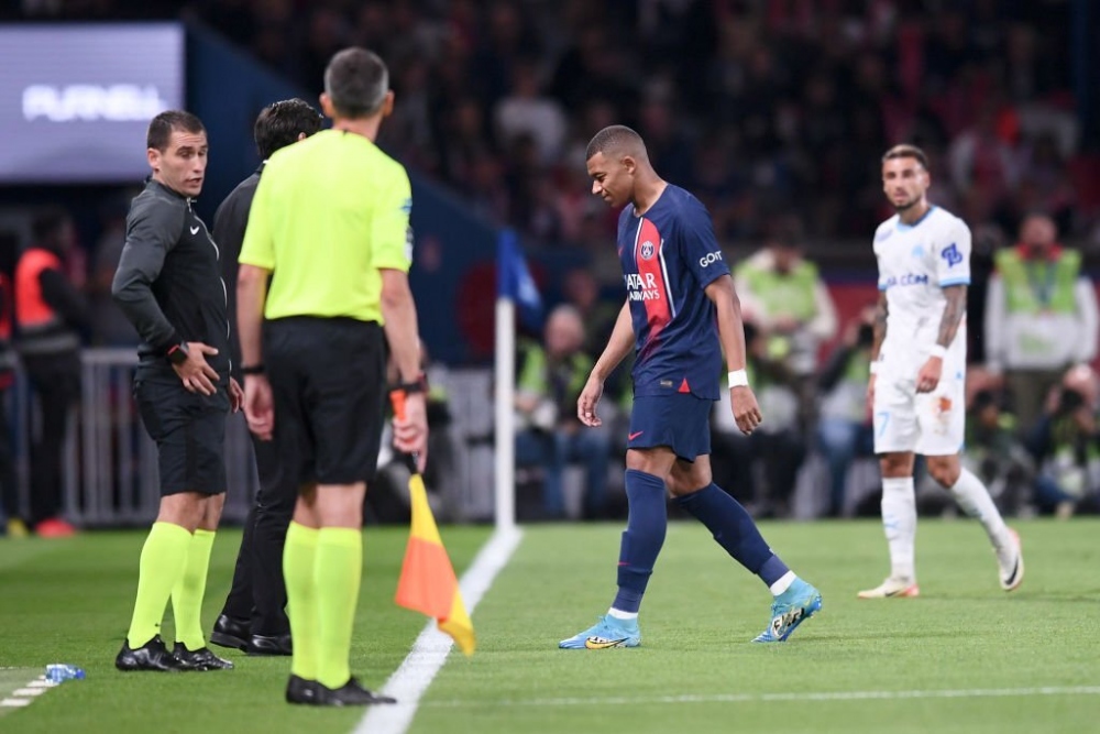 Mbappe rời sân sớm vì chấn thương (Ảnh: Getty)