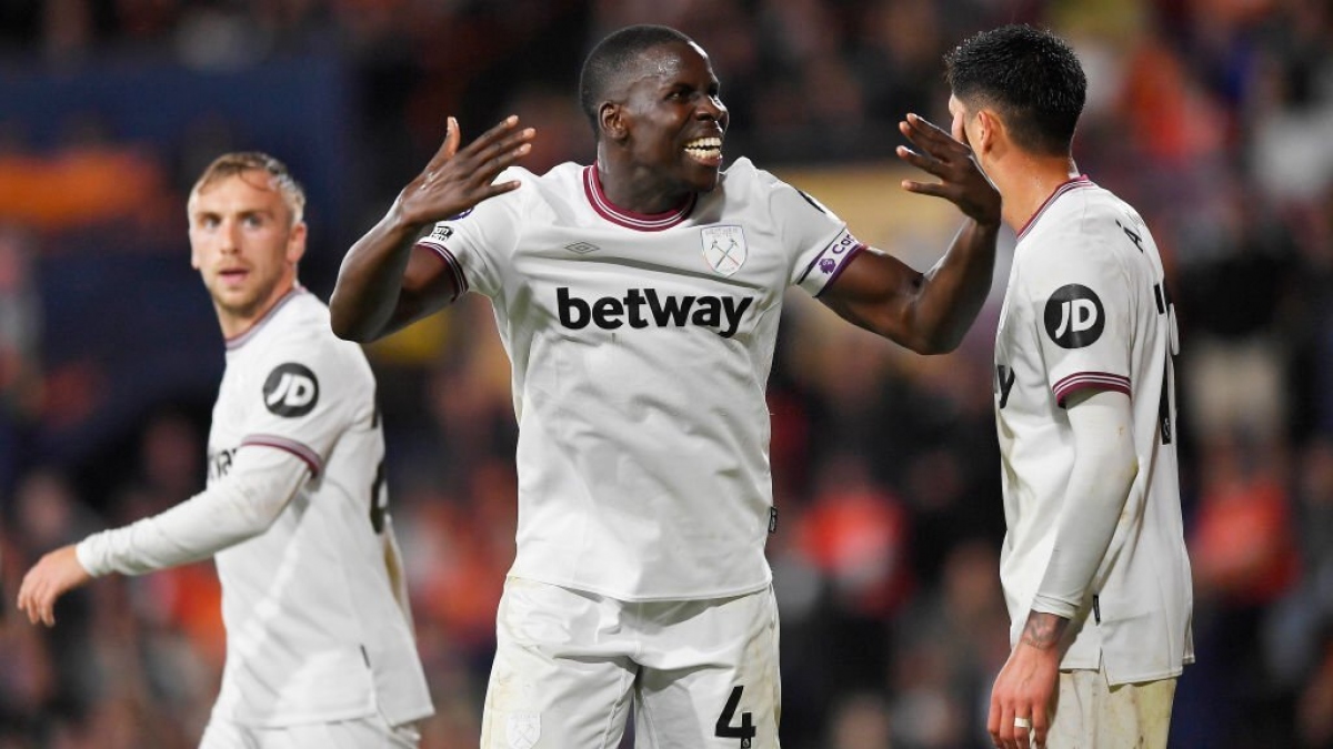 Zouma ghi bàn thắng thứ 2 cho West Ham (Ảnh: Getty)