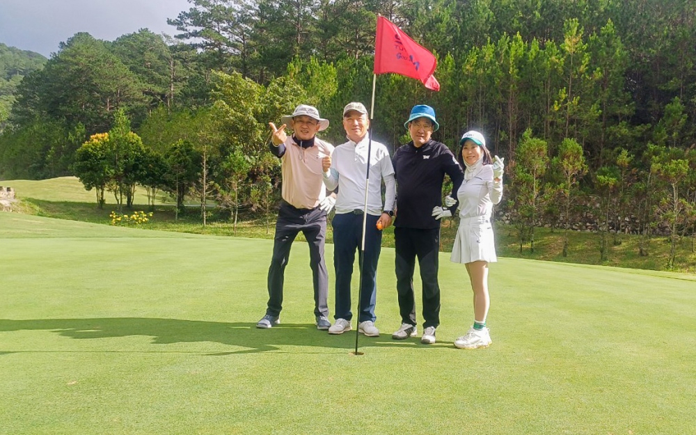 Khách du lịch Hàn Quốc chơi golf tại Lâm Đồng. Nguồn: Top Travel