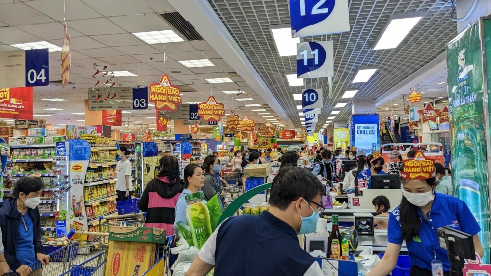 Khách hàng mua sắm tấp nập tại hệ thông siêu thị Saigon Co.opmart