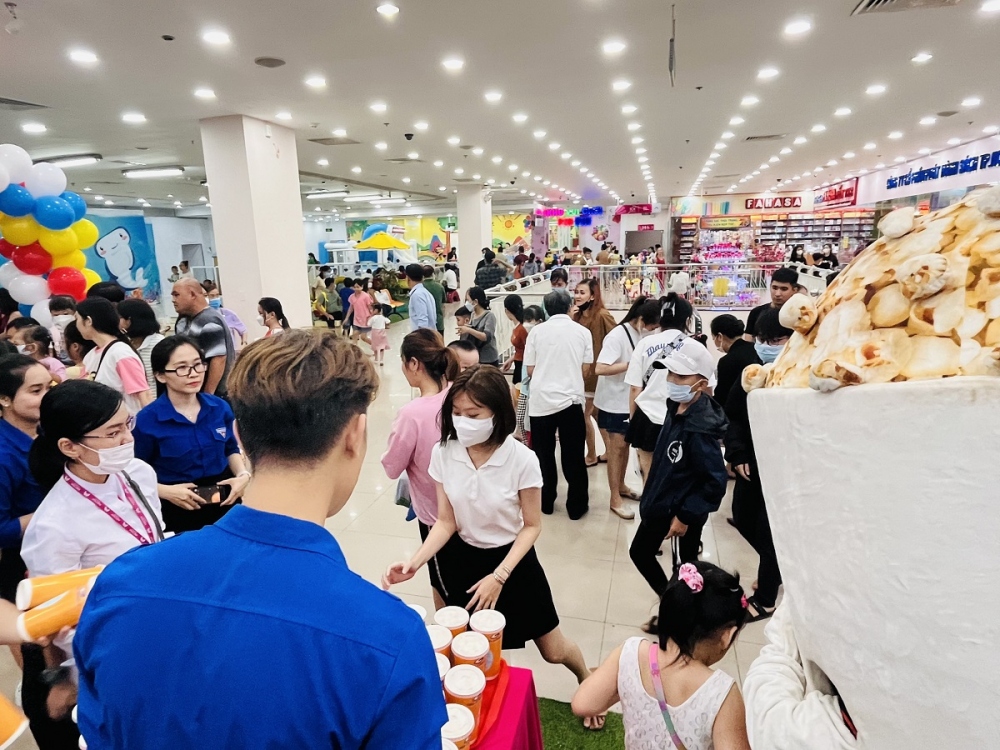 Khách hàng tham quan mua sắm tại TTTM Sense City
