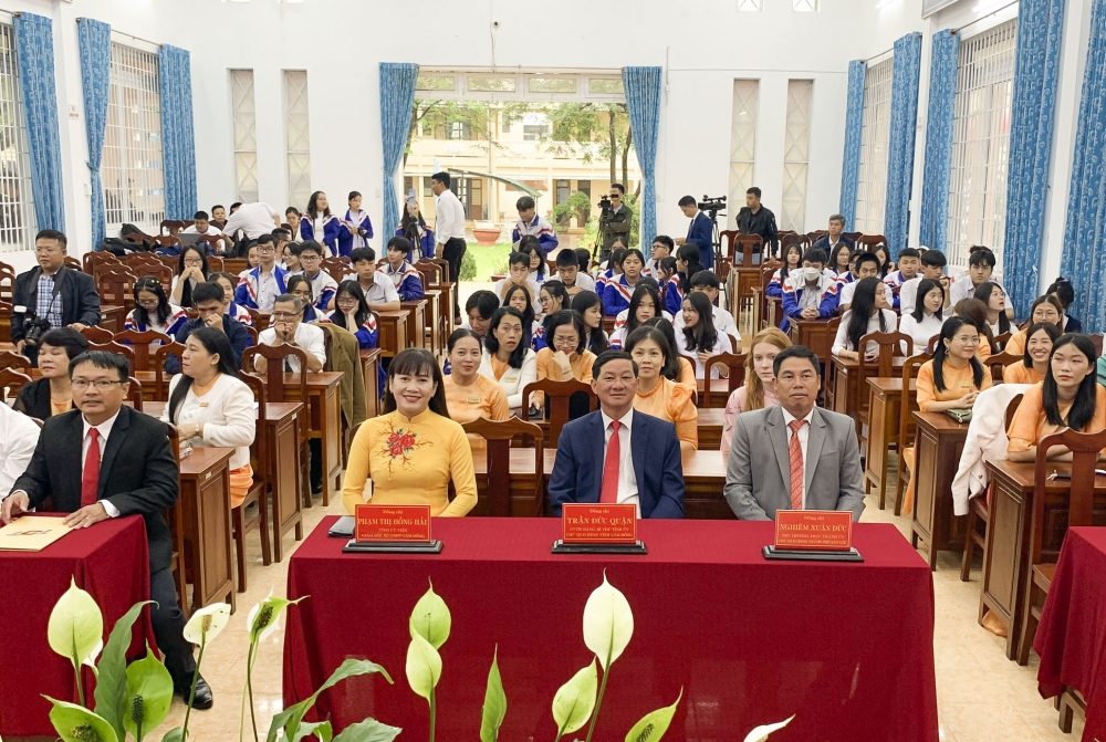 Ông Trần Đức Quận (giữa), Bí thư Tỉnh uỷ Lâm Đồng và bà Phạm Thị Hồng Hải, Giám đốc Sở GDĐT dự Khai giảng tại Trường THPT chuyên Bảo Lộc