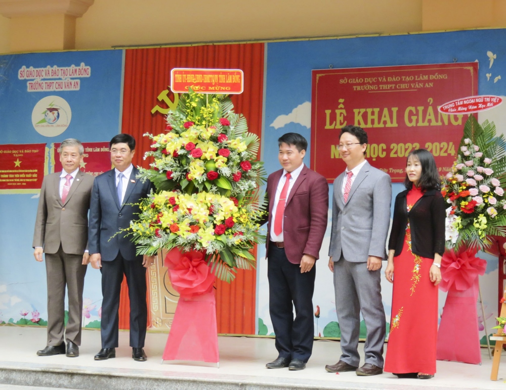Ông Trần Đình Văn - Phó Bí thư Thường trực Tỉnh ủy, Trưởng Đoàn ĐBQH đơn vị tỉnh Lâm Đồng khóa XI dự Khai giảng tại Trường THPT Chu Văn An