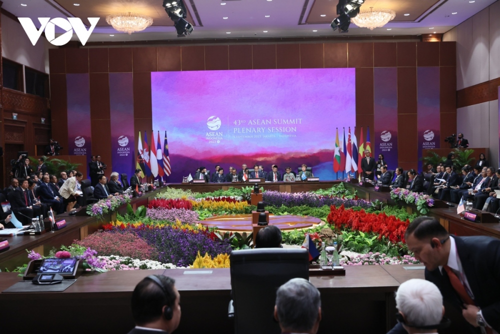 Sáng 5/9, lễ khai mạc Hội nghị Cấp cao ASEAN lần thứ 43 đã được tổ chức trọng thể tại Trung tâm Hội nghị Jakarta, Indonesia với sự tham dự của Lãnh đạo các nước ASEAN, Tổng Thư ký ASEAN và nhiều đại diện đối tác, tổ chức quốc tế.