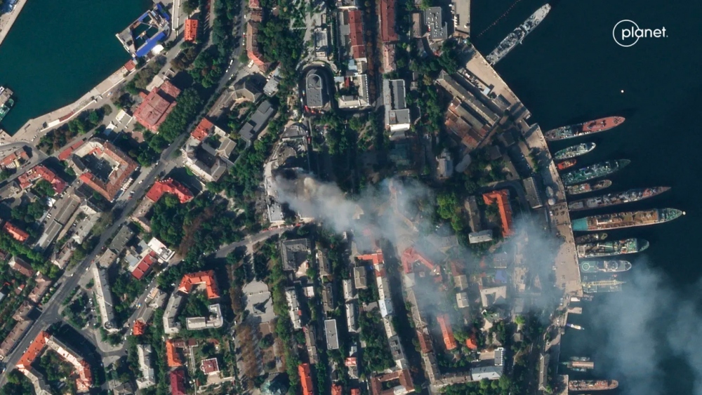 Khói bốc lên từ trụ sở Hạm đội Biển Đen Nga ở Sevastopol, Crimea ngày 22/9. Ảnh: Reuters