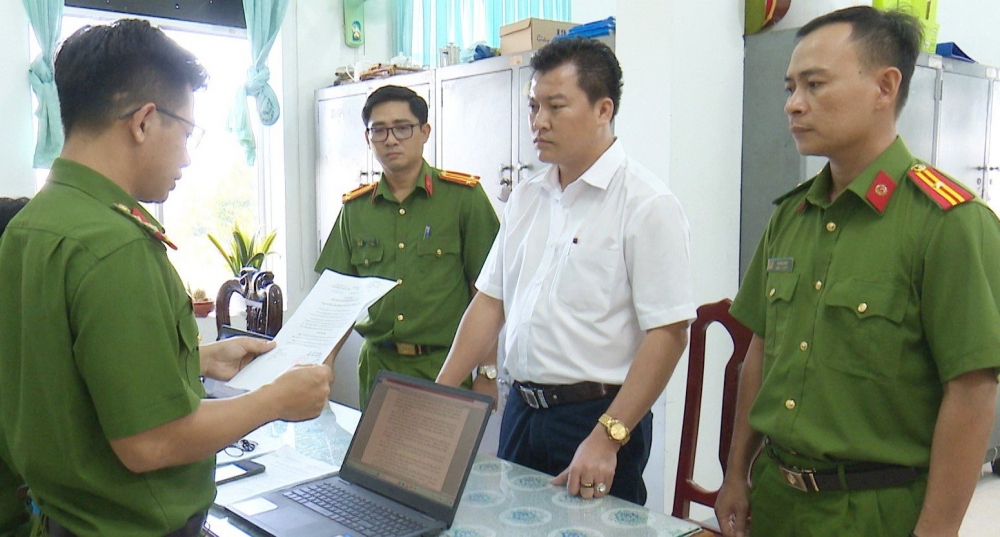 Cơ quan Cảnh sát điều tra Công an tỉnh Bạc Liêu tống đạt các quyết định tố tụng đối với Nguyễn Minh Tân.
(Ảnh Trọng Nguyễn)