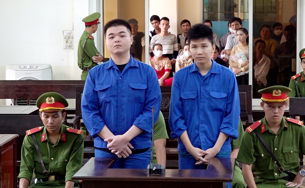 Hai bị cáo Huy và Kiệt.