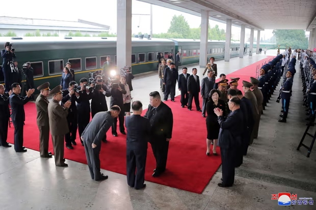 Nhà lãnh đạo Triều Tiên Kim Jong-un chuẩn bị lên tàu rời Bình Nhưỡng để tới Nga. Ảnh: KCNA/Getty