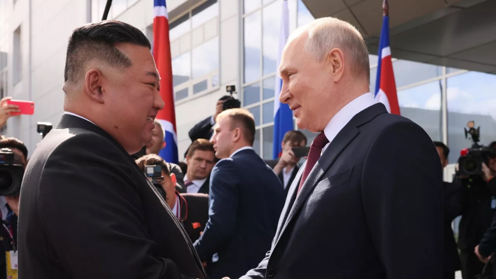 Nhà lãnh đạo Triều Tiên Kim Jong-un gặp Tổng thống Nga Vladimir Putin tại Sân bay vũ trụ Vostochny ở vùng Viễn Đông ngày 13/9. Ảnh: Sputnik