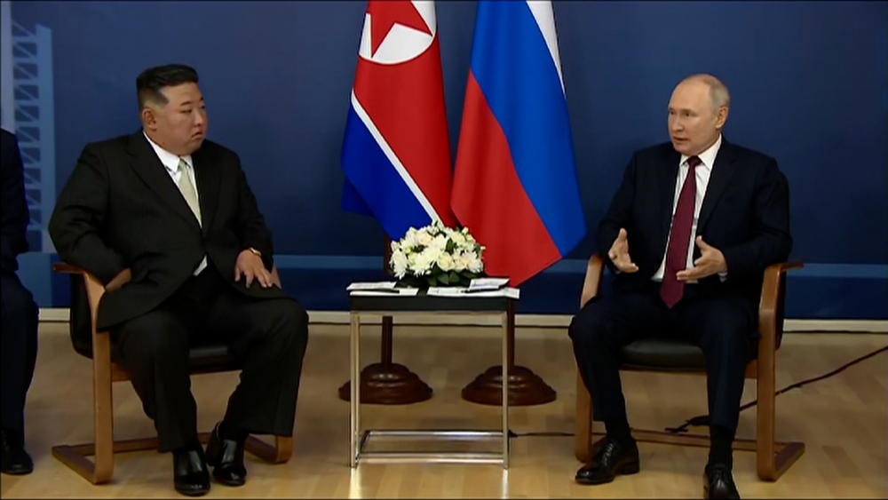 Tổng thống Nga Vladimir Putin (phải) hội đàm với Nhà lãnh đạo Triều Tiên Kim Jong Un tại sân bay vũ trụ Vostochny ngày 13/9/2023. Ảnh: Kremlin.