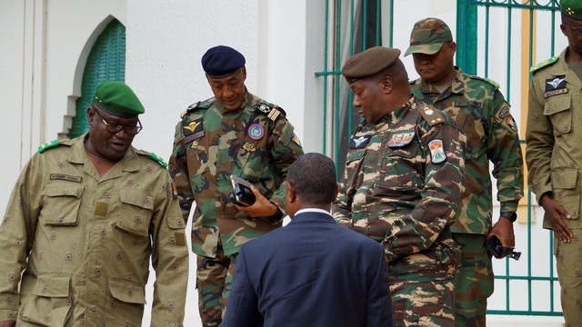 Tướng Abdourahmane Tiani (thứ ba từ phải sang), lãnh đạo đảo chính ở Niger, tại thủ đô Niamey hôm 28/7. Ảnh: Reuters
