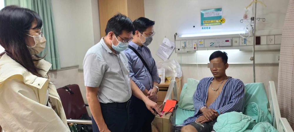  Sáng nay (24/9) Đại diện Văn phòng Kinh tế Văn hóa Việt Nam tại Đài Bắc đã đến thăm hỏi, động viên người lao động Việt Nam bị thương đang điều trị tại bệnh viện
