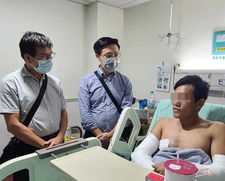 Sáng nay (24/9) Đại diện Văn phòng Kinh tế Văn hóa Việt Nam tại Đài Bắc đã đến thăm hỏi, động viên người lao động Việt Nam bị thương đang điều trị tại bệnh viện 