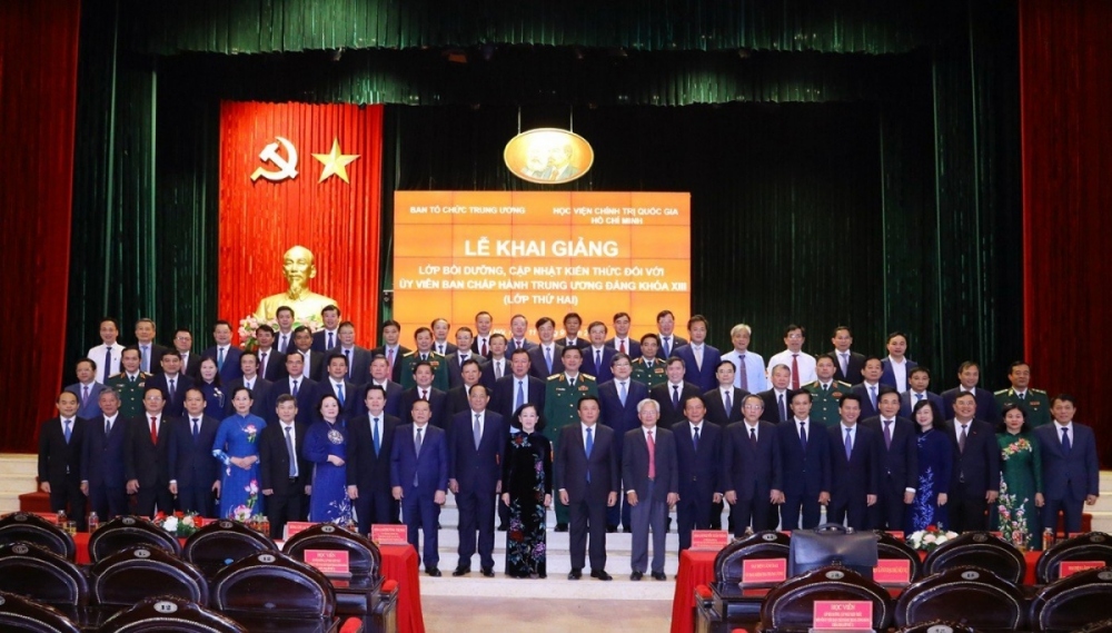 Các đại biểu chụp ảnh chung  tại Lễ khai giảng lớp học