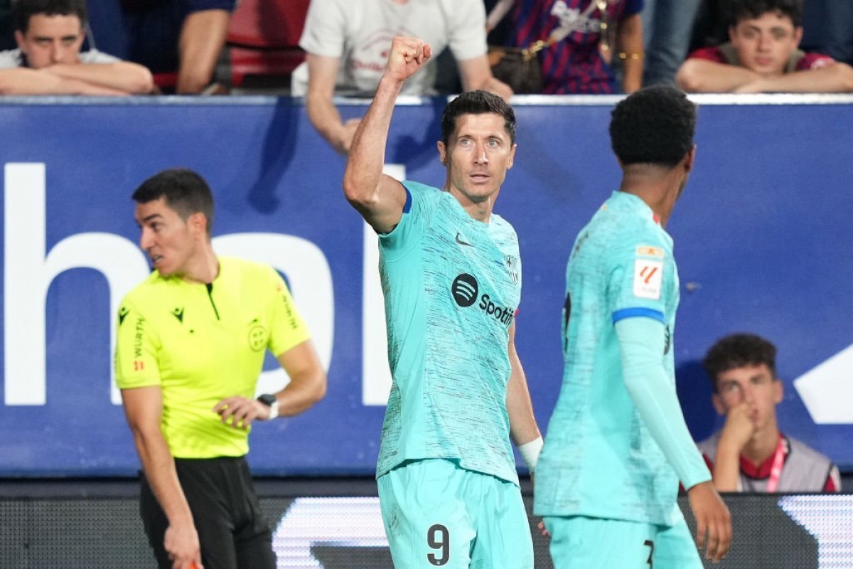 Lewandowski ấn định kết quả thắng 2-1 cho Barca (Ảnh: Getty)