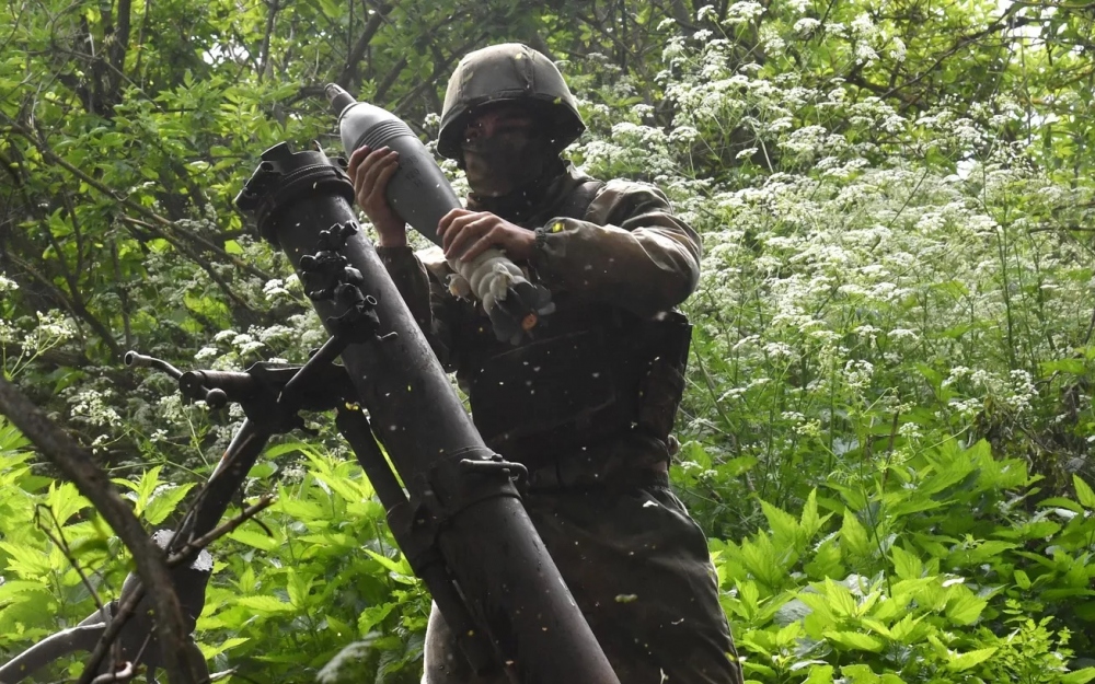 Lính Nga chuẩn bị bắn súng cối trên chiến trường Ukraine. Ảnh: Sputnik.